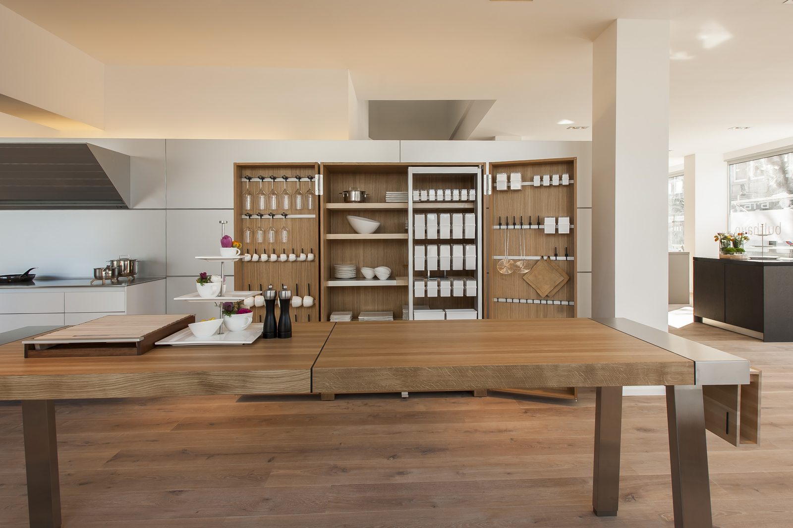 Showroom mit Eichen-Stauraumwand und Esstisch