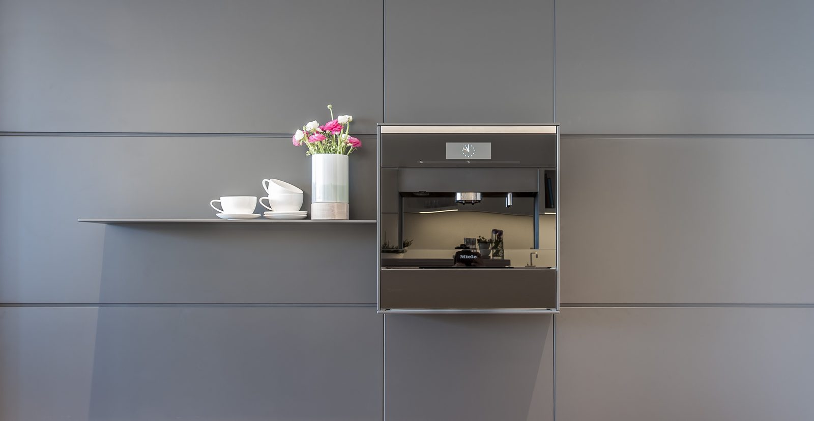Eingebauter Kaffeevollautomat mit Wandboard