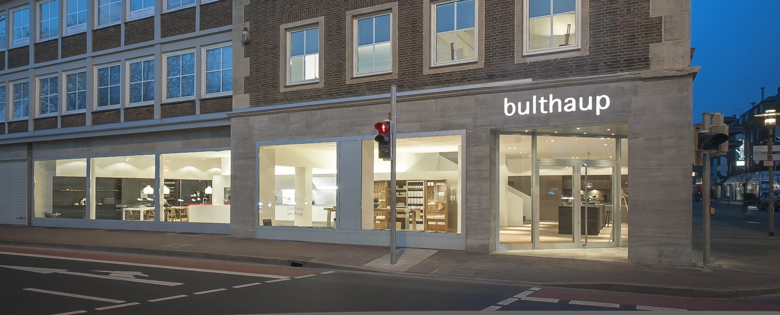 Schaufenster von bulthaup am Ring zur blauen Stunde